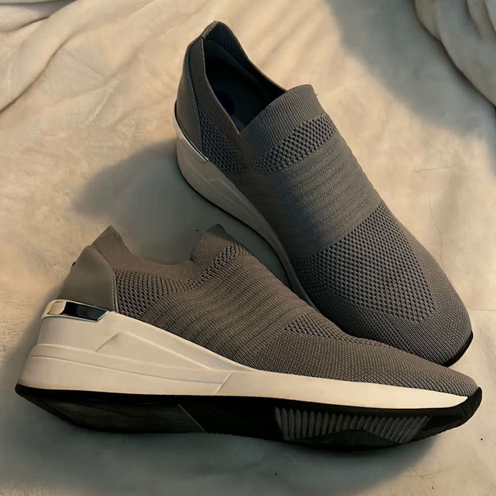 Steve Madden gray pull on stretchy dress sneaker. Women’s 8.5.  Dressy casual